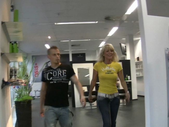 Mitten im Salon - jungen dicken Prachtschwanz entsaftet